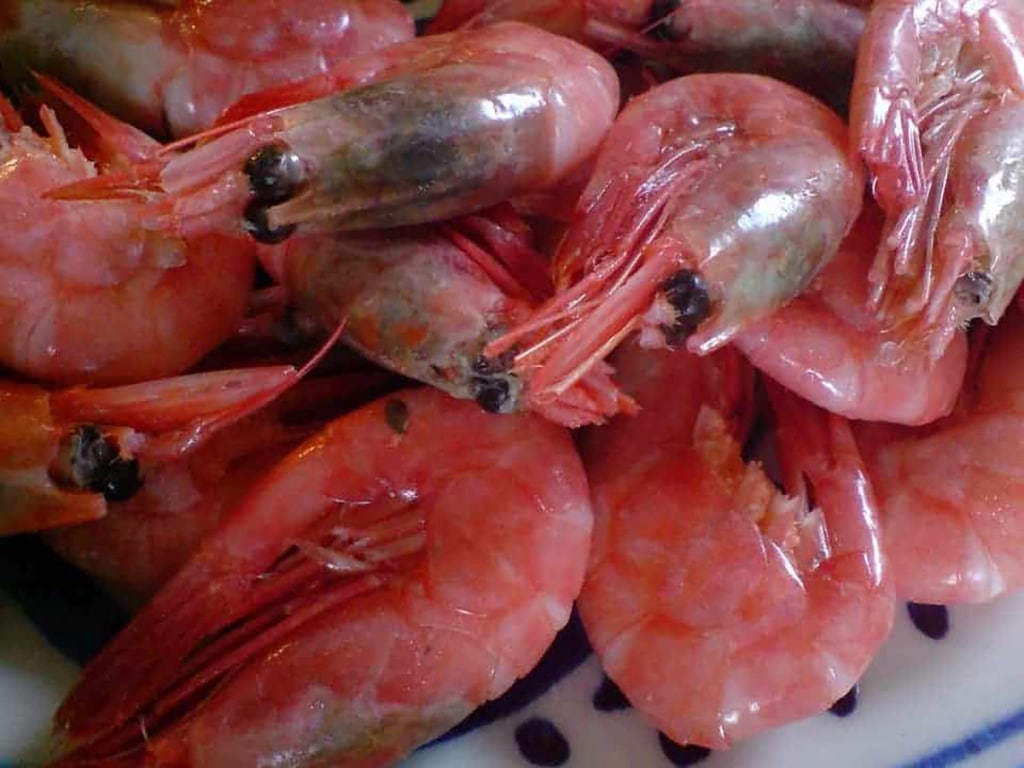 Pourquoi les crevettes deviennent-elles roses à la cuisson