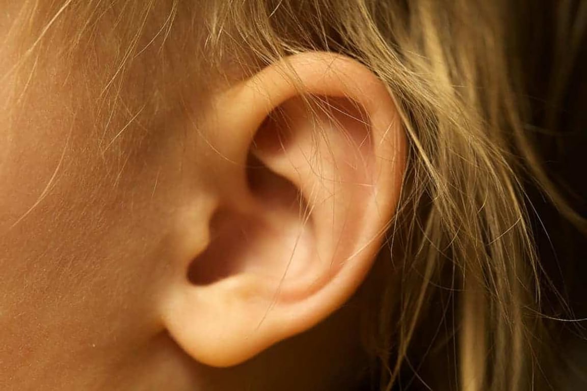 Les oreilles qui sifflent Les causes et le traitement